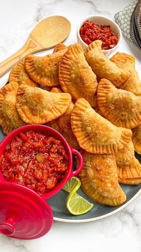 Senegal Food, Senegalese Food, Deep Fried Appetizers, Africa Food, African Cooking, Catering Ideas Food, Quick Snack, Food Therapy, Sauce Tomate