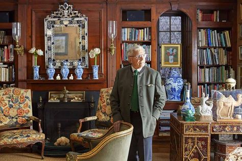 John Rosselli, Upper East Side Apartment, Stair Gallery, Bunny Williams, New York City Manhattan, Manhattan Apartment, Iconic Wallpaper, American Antiques, Upper East Side