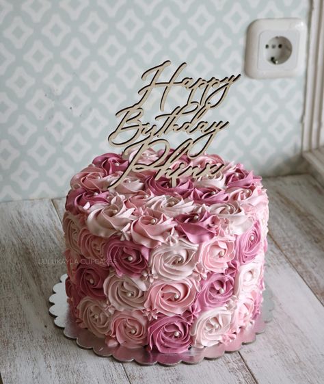 Pink rose buttercream cake Chocolate Rose Cake Decoration, Roses On Cakes Buttercream, Pink Rossete Cake, Pink Flower Cake Design, Pink Roses Birthday Cake, Pink Rose Cake Birthday, Pink Flower Cake Birthday, Rose Icing Cake, Cake With Roses On Top