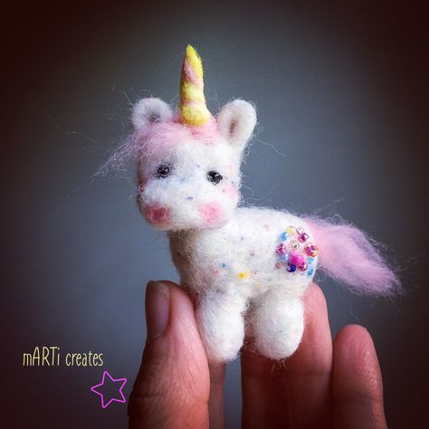 #unicorns #marticreates #felting #fiberart #feltwork #einhorn Needle Felt Unicorn, Needle Felting Unicorn, Needle Felt Kawaii, Felting Diy, Felt Snowman, Needle Felting Diy, Felted Wool Crafts, Felt Fairy, Needle Felting Tutorials