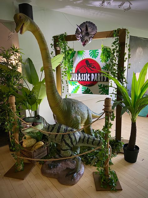 Diy Dinosaur Decor, Dinosaur Props, Park Party Decorations, Dino Decorations, Dinosaur Display, Jurassic Park Birthday Party, Jurassic Park Party, Dinosaur Birthday Theme, Birthday Party At Park