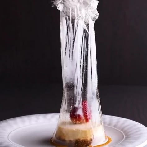 This is pretty cool. Original Source's Insta: @soyummy #dessertideas #recipes #foodvideos #strawberry #deliciousfood Fancy Sunday Dinner Ideas, Unique Plated Desserts, Amazing Desserts Presentation, Contemporary Plated Desserts, Cookie Plating Ideas, Unique Plating Ideas, Fancy Dessert Plating Presentation, Cookies Plating Ideas, Food Garnishes Ideas Presentation