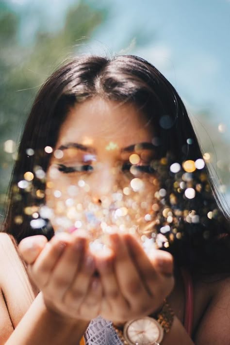 Photoshoot Glitter, Lover Dp, Magic Photo, Shotting Photo, Photographie Portrait Inspiration, Graduation Photoshoot, Glitter Confetti, Portrait Photography Poses, Foto Poses