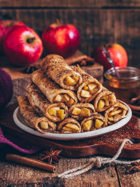 apple pie toast roll-ups (french toast with apple cinnamon filling) Apple Toast, Oven Baked Apple, Crisp Desserts, Apple French Toast, Vegan Apple Pie, French Toast Roll Ups, French Toast Rolls, Cinnamon Filling, Vegan French Toast