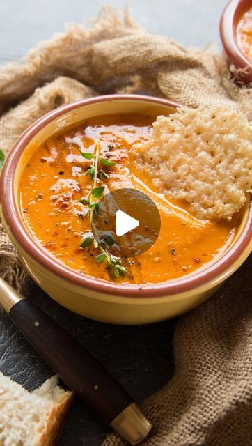 Chris Collins on Instagram: "Always great to have a cracking tomato soup recipe up your sleeve and this is my all-time favourite way to make it! Simple, yet simply delicious. Enjoy 😄 Chris x  ROASTED TOMATO SOUP | Serves 4  INGREDIENTS  ➡️SOUP: 1kg/2lb Fresh Tomatoes 240ml/1 cup Chicken Stock (sub veg stock) 3-4 cloves of Garlic, skin on (or more!) 1 medium White Onion, diced 1 tbsp Butter 1 tbsp Tomato Puree (Paste in US) 1/2 tbsp Balsamic vinegar 1 large handful Fresh Basil Leaves few sprigs of Fresh Thyme ➡️GRILLED CHEESE: 8 medium slices of Bread (Sourdough works well) 2 cups/200g Cheddar (for crust) 1 cup/100g Gruyere 1 cup/100g Mozzarella Butter  METHOD  1️⃣Preheat oven to 200C/390F. Halve the tomatoes then place on a large tray.  Generously season the flesh with salt & pepper then Tomato Soup Video Recipe, Tom Kha Gai Soup Recipe, Veg Soup Recipes, Veg Stock, Tomato Basil Soup Recipe, Gourmet Soup, Chris Collins, Tomato Soup Recipe, Veg Soup