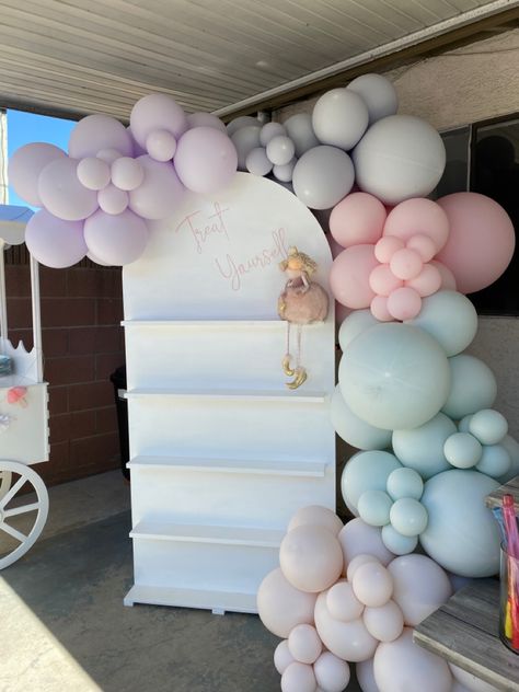 Charcuterie wall styled with balloon  garland for a sweet girls birthday🤍
Follow @CY_EVENTS_AND_DESIGN on Instagram Party Favor Wall Backdrop, Diy Party Favor Stand, Treat Wall Backdrop, Whimsical Balloon Garland, Treat Wall Party, Snack Wall Ideas, Snack Wall Party, Favor Wall Display, Party Favor Display Ideas