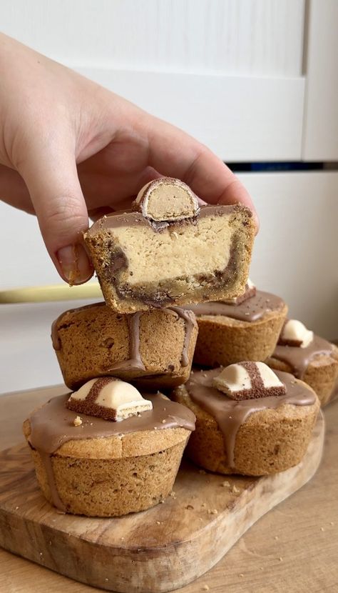 Kinder Cookie Cups - Gills Bakes and Cakes Kinder Recipes, Traybake Cake, Baileys Fudge, Triple Chocolate Muffins, Chocolate Orange Cookies, Chocolate Chip Cookie Cups, Cookie Pies, Micro Bakery, Caramel Cookies Bars