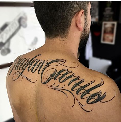 Back Tattoo Writing Man, Last Name Back Tattoos For Men, Lettering Back Tattoo, Back Lettering Tattoo, Nova Tattoo, Upper Leg Tattoos, Tattoo Espalda, Herren Hand Tattoos, Upper Back Tattoos