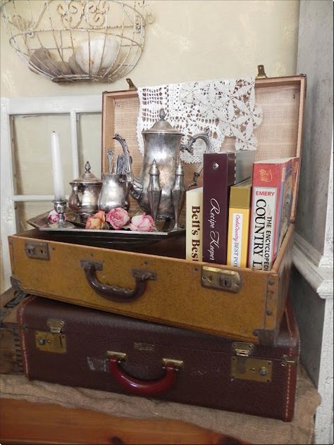 Vintage suitcase vignette: I love old vintage suitcases, silverware and books, so I especially love this great combination of all three :) Vintage Suitcase Decor, Suitcase Decor, Antique Booth Displays, Antique Booth Ideas, Old Suitcases, Interior Vintage, Vintage Suitcases, Vintage Suitcase, Vintage Display