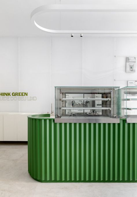 Green Blood Matcha Coffee Shop / Studio Guilherme Garcia | ArchDaily Matcha Coffee Shop, Cafe Bar Counter, Coffee Shop Counter, Matcha Coffee, Cafe Counter, Green Cafe, Bakery Design Interior, White Cafe, Coffee Stands