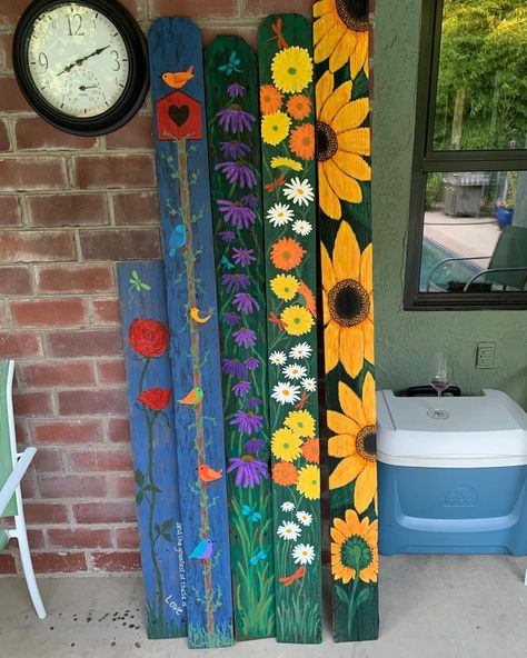 Repurpose Picket Fence Ideas, Fence Board Painting Ideas, Painted Yard Art, Reclaimed Wood Fence Ideas, Picket Fence Painting Ideas, Pallet Art Painted, Fence Post Decorating Ideas, Painting Boards Ideas Wood Signs, Fence Art Painting