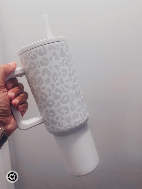 Simply Modern Cup, Water Tumbler Ideas, Stanley Cricut Designs, Simply Modern Tumbler, Vasos Aesthetic, Simple Modern Tumbler, Tumblr Cup, 40 Oz Tumbler With Handle, Leopard Tumbler