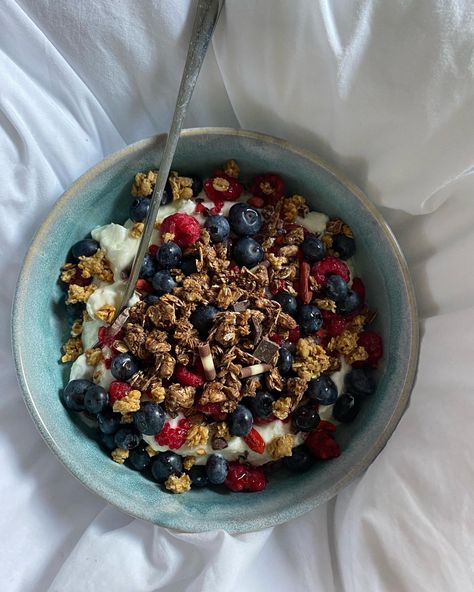 Yoghurt Bowl Ideas, Yogurt Bowl Aesthetic, Yoghurt Bowl, Sixteen Candles, Granola Breakfast, Balanced Breakfast, Yogurt Bowl, Breakfast Bowl, Sweet Breakfast