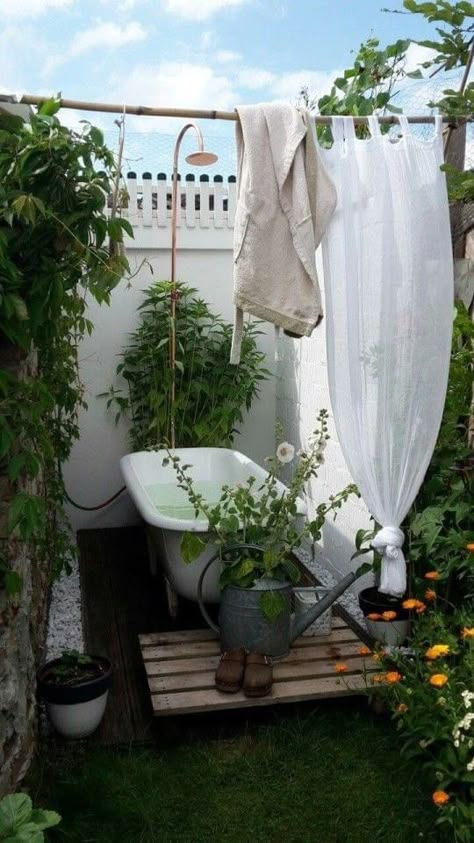 Backyard Bathtub, Outside Tub, Outdoor Bathtub Ideas, Garden Bathtub, Outside Showers, Outdoor Bathtub, Outdoor Bathroom Design, Deco Champetre, Outdoor Tub