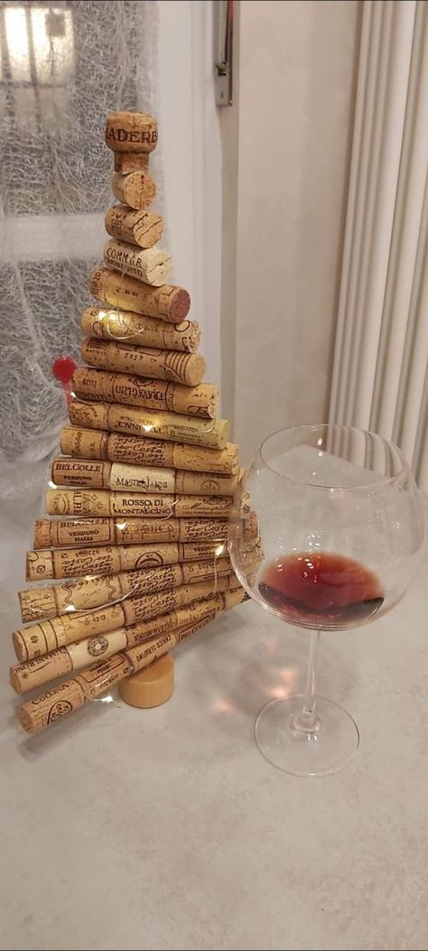 Wine Cork Gingerbread Man, Crafts With Champagne Corks, Cork Trees Christmas, Cork Christmas Tree Diy, Wine Cork Christmas Crafts, Wine Cork Christmas Ornaments, Cork Wreath Diy, Wine Cork Tree, Cork Christmas Tree