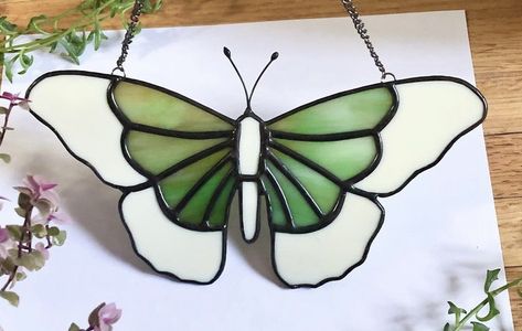 Stain Glass Beginner Simple, Stainglass Butterfly Patterns, Butterfly Glass Art, Stained Glass Magnets, Stain Glass Butterflies, Cute Stained Glass Patterns, Stained Glass Beetle, Small Stained Glass Patterns, Spring Stained Glass Ideas