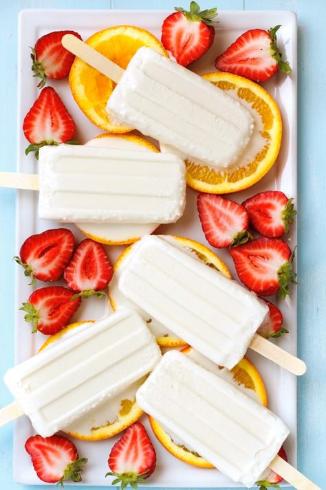 Coconut Popsicles - Made with just 4 INGREDIENTS, these are the best coconut creamsicles ever! #coconutpopsicles #coconutcreampopsicles #paletasdecoco | Littlespicejar.com Coconut Recipes Dessert, Coconut Popsicles, Group Food, Healthy Popsicles, Fruit Popsicles, Coconut Desserts, Homemade Popsicles, Desserts For A Crowd, Popsicle Recipes