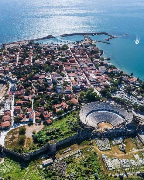 Side is a resort town near Manavgat town in Antalya. It has a history of 2500 years. Side Old Town Turkey, Side Antalya, Side Turkey, Turkey Photos, Turkey Country, Antalya Turkey, Country Holiday, Roman History, Panoramic View