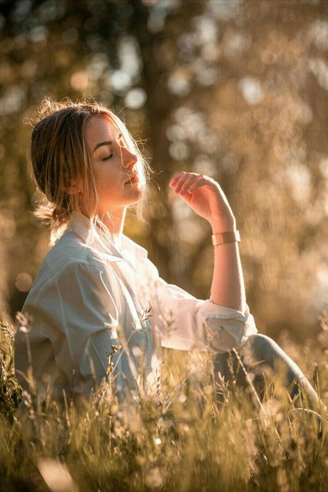 Super Empath, Woman In White Dress, Photo Of People, Sunlight Photography, Woman In White, Portrait Lighting, People Portrait, Outdoor Portraits, Autumn Scenes