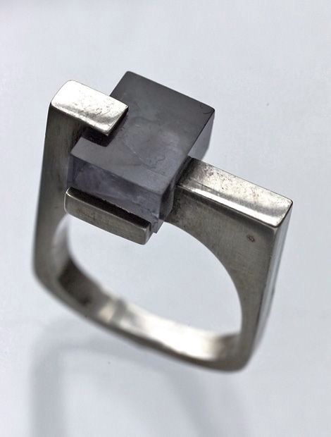 Bauhaus inspired ring Bijoux Art Deco, Ring Man, Modernist Jewelry, Contemporary Jewellery, Contemporary Jewelry, Modern Jewelry, In The Middle, Ring Verlobung, Ring Designs