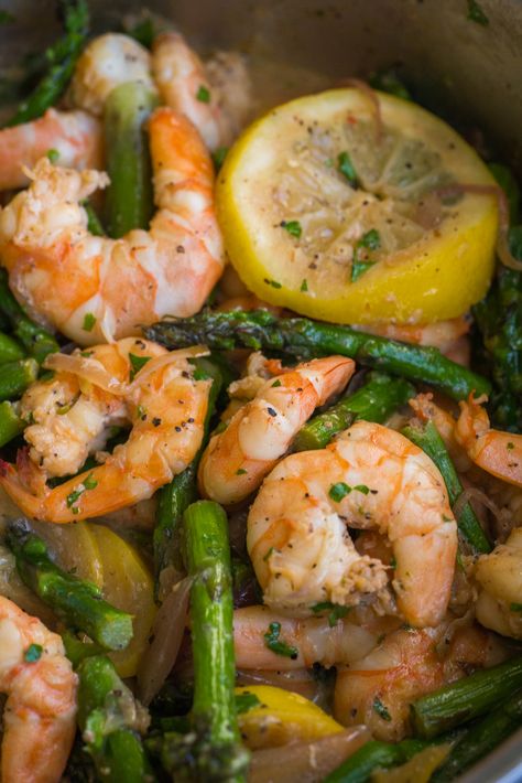 15-Minute Garlic Butter Shrimp and Asparagus?utm_source=12tomatoes Shrimp And Asparagus Recipes, Shrimp Asparagus Pasta, Shrimp Asparagus, Bacon Potatoes, Lemon Garlic Shrimp, Seafood Entrees, Bacon Potato, Asparagus Pasta, Shrimp And Asparagus