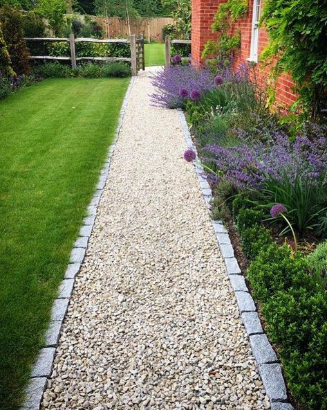 Using gravel as a pathway in your backyard garden can be a simple and natural way to enhance your garden decor. You can elevate the look of this pathway by placing stones along the edges, which will help to neaten its appearance and improve its aesthetic appeal. White Gravel Pathway from @broadreachlandscapes #concretepathway #gardenwalkway #gravelpathway #outdoordesign #pathway #stonepathway #woodchippathway White Gravel Pathway, Round Pavers, Concrete Pathway, Paver Path, Gravel Pathway, White Gravel, Brick Pathway, Stone Road, Stone Pathway