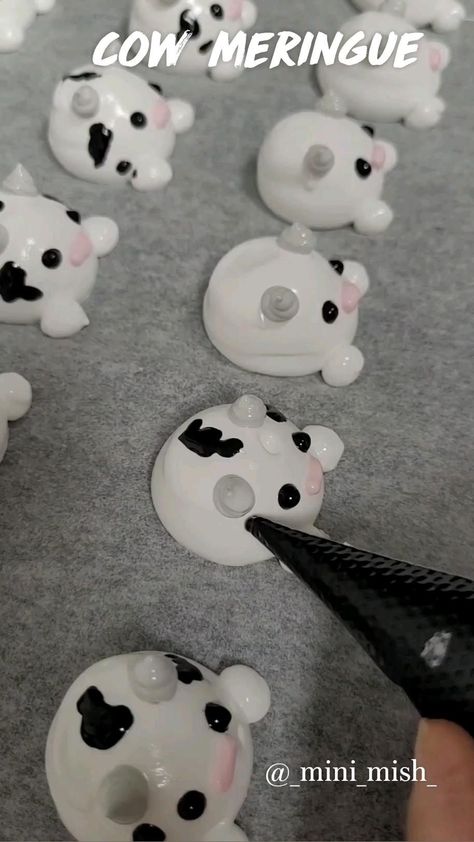 Cow Food Art, Cow Meringue, How To Make Cute Marshmallows, Meringue Cookies Animals, Marshmallow Animals Recipe, Animal Meringues, Animal Marshmallows, Meringue Animals, Marshmallow Animals