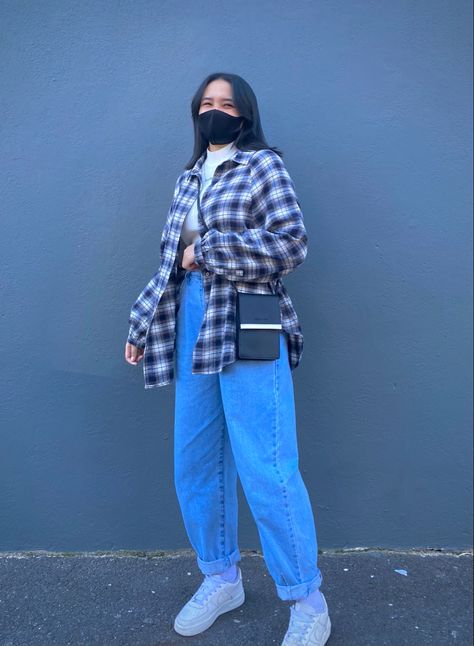 Turtle Neck Flannel Outfit, Turtle Neck With Flannel Outfit, Navy Blue Flannel Outfits, Blue Flannel Outfit Aesthetic, Turtle Neck And Flannel Outfit, Balloon Fit Jeans Outfit, Blue And White Flannel Outfit, Light Blue Flannel Outfit, Turtleneck And Flannel Outfit