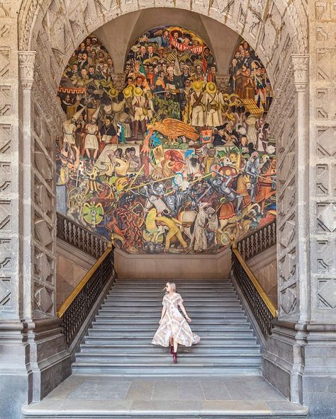 México Primero on Instagram: “Mural "Epopeya del Pueblo Mexicano" Pintado por Diego Rivera en Palacio Nacional. Centro Histórico de la Ciudad de México. --- Foto:…” Mexico City Fashion, Mexico City Vacation, Mexico City Travel Guide, Mexico Itinerary, Mexico City Travel, Photo Recreation, City Vibes, City Fashion, City Vacation