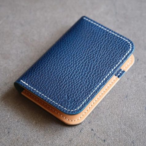 The Squid wallet in my all-time favorite leather combination - natural & blue. Any blue, any natural will always steal my heart. 😍 The pattern comes in two variations - 8 pockets one shown here and a Baby Squid one with 6 pockets. Spacious design that allows for unfolded half-tucked or folded cash carry. 😊 Happy crafting, Deyan ❤️ Leather Card Wallet Pattern, Leather Wallet Template, Card Holder Pattern, Leather Knife Sheath Pattern, Baby Squid, Wallet Template, Leather Wallet Pattern, Minimalist Leather Wallet, Slim Leather Wallet