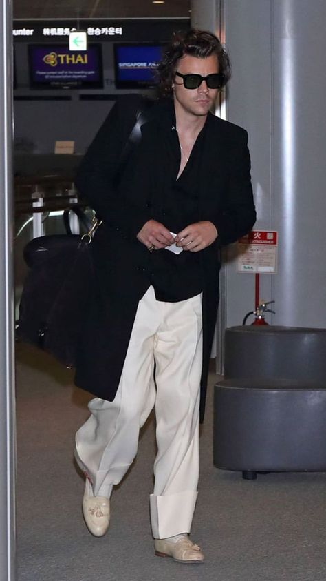 Harry Styles Casual Outfit, Harry Styles Casual, Japan October, Narita Airport, Harry Outfits, One Direction Outfit, One Direction Shirts, Harry Styles Outfit, Narita