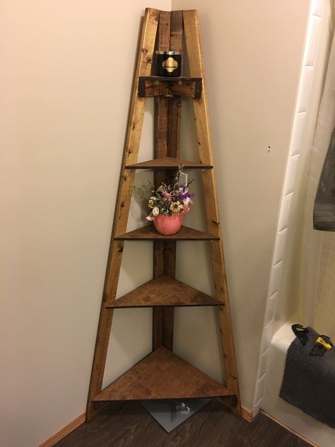 DIY bathroom corner ladder shelf Pallet Ladder Shelf, Corner Shelf Diy, Diy Corner Shelves, Ladder Shelf Decor, Diy Corner Shelf, Corner Ladder Shelf, Ladder Shelf Diy, Corner Shelf Ideas, Bathroom Corner Shelf