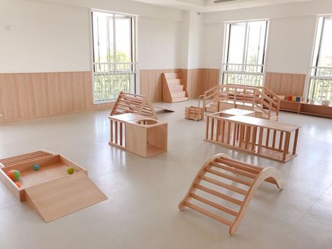 Montessori Classroom Furniture, Inside Playground, Montessori Toddler Rooms, Hot Wheels Room, Indoor Playroom, Toddler Classroom, Montessori Furniture, Design Villa, Montessori Classroom