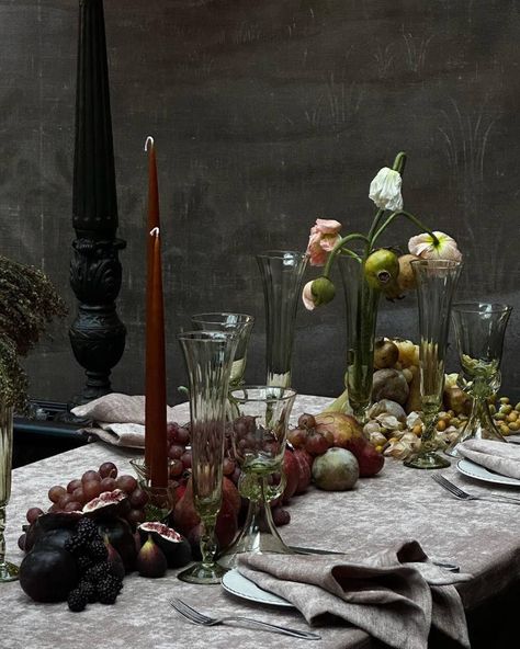 Minimal Thanksgiving Table, Moody Tablescape, Thanksgiving Table Decor Ideas, Diner Table, Welcome Dinner, Future Space, Moody Decor, Thanksgiving Table Decor, Eclectic Wedding