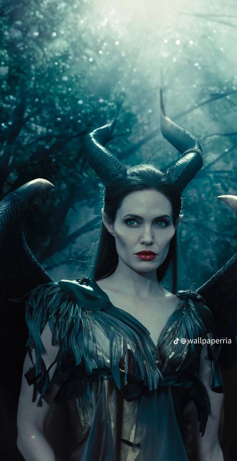 Maleficent Outfit Movie, Maleficent Wallpaper Iphone, Maleficent Live Action, Maleficent Photoshoot, Maleficent Outfit, Maleficent Aesthetic, Maleficent Angelina Jolie, Film Maleficent, Carnival Row