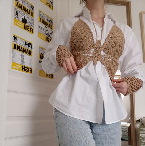 Crochet top, haut papillon, idées crochet, butterfly top, pinterest crochet Crochet Top Aesthetic Vintage, Crochet Butterfly Top Outfit, Butterfly Top With Sleeves, Butterfly Crochet Top Pattern, Crochet Prom Dresses, Butterfly Crochet Top, Crochet Fits, Col Crochet, Butterfly Skirt