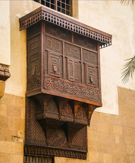 Mashrabiya balcony in Bayt al-Suhaymi, Cairo, Egypt. Mashrabiya Architecture, Arab Window, Jeddah Architecture, Hijazi Architecture, Cairo Aesthetic, Aesthetic Egyptian, Egyptian Decorations, Arabic Architecture, Itgirl Aesthetic