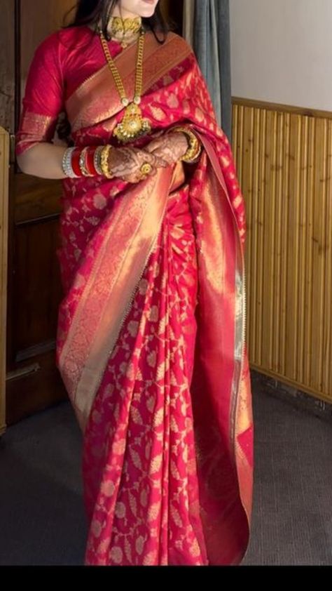 Red Silk Saree Brides, Red Saree With Contrast Blouse, Newly Bride Saree, Newly Wed Indian Bride Look, Saree For Reception Brides, Gujarati Saree Look, Wedding Saree Look, Bangle Aesthetic, Fashionable Saree