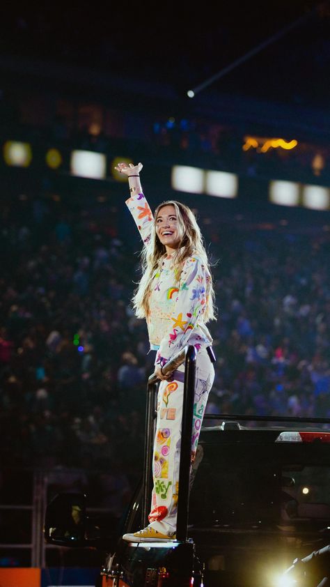 Instagram Lauren Daigle Wallpaper, Lauren Daigle Concert Outfit, Laura Daigle, Lauren Daigle Concert, Scripture Wallpaper, Lauren Daigle, Christian Girl, Christian Artists, Bedroom Posters