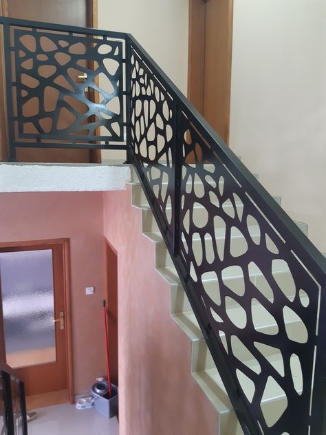 Interior Decoration Ideas, Staircase Railing Design, Balcony Grill, Laser Design, Stair Railing Design, Wallpaper Ios, Metal Stairs, Lazer Cut, Stair Case