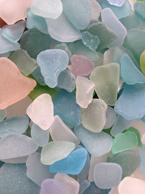 Mode Pastel, Glass Shards, Sea Glass Colors, Stella Marina, Sea Glass Beach, Sea Glass Crafts, Cool Rocks, Sea Witch, Sea Glass Art