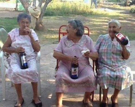 Grandma's of the Hood ~ Fun Messages, Fresh Quotes, Funny Family Photos, Old Lady Humor, Mexican Humor, Leyte, We Are The World, Family Humor, Drinking Beer