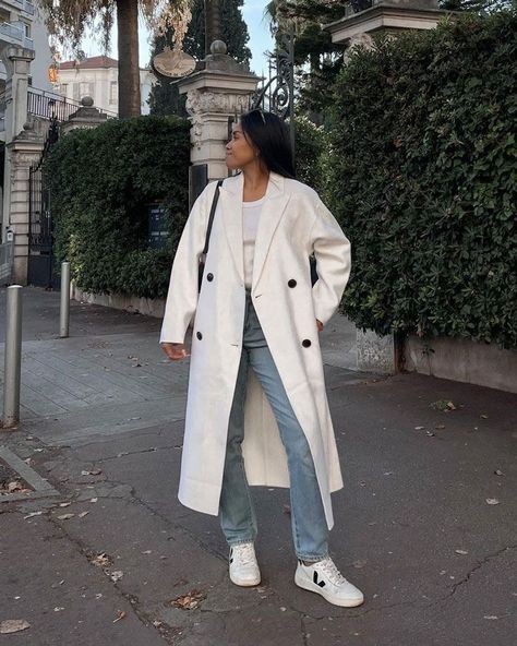 Top 35 Instagram influencer outfits round-up White Trench Coat Outfit, Long Coat Street Style, Spring Coat Outfit, White Coat Outfit, Long White Coat, Trench Outfit, Long Coat Outfit, White Winter Coat, Capsule Wardrobe Casual