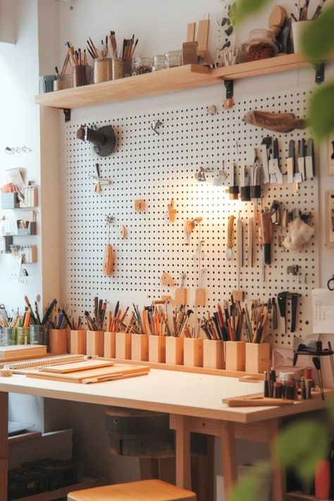 Pegboard Craft Room, Rangement Art, Pegboard Kitchen, Diy Pegboard, Design Studio Workspace, Home Atelier, Pegboard Organization, Art Studio Organization, Art Studio Design