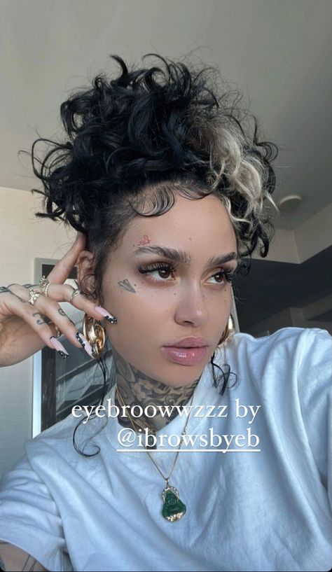 Small Face Tattoos, Cute Bun Hairstyles, Kehlani Parrish, Skunk Hair, Skunk Stripe, Girl Face Tattoo, Kehlani, Hair Inspiration Color, Baddie Hairstyles