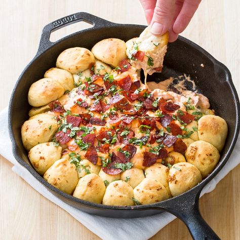 Baked Pepperoni, Cheesy Dip Recipes, Pepperoni Dip, Pepperoni Pizza Dip, Pizza Pepperoni, Garlic Knots Recipe, Pizza Dip, Iron Skillet Recipes, Garlic Knots