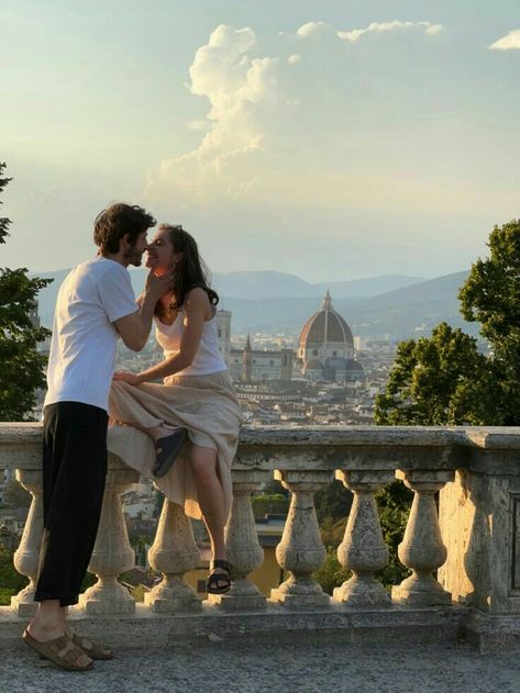 Summer Couple Pictures, Old Money Couple, Money Couple, Rich Couple, Italian Romance, Couple Lifestyle, Italian Travel, Friends Scenes, Summer Couples