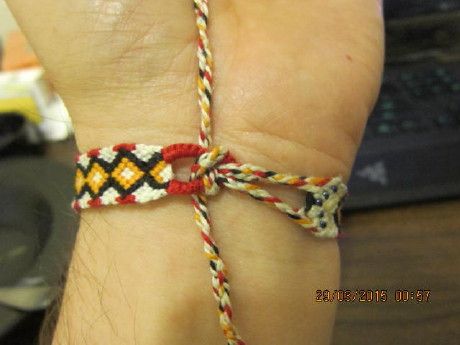 (( Closures )) How To Tie Your Bracelet to Your Wrist - friendship-bracelets.net How To Tie Friendship Bracelets On Wrist, Friendship Bracelet Closure, How To Tie Friendship Bracelets, Tie A Friendship Bracelet, Friend Ship Bracelets, Half Hitch Knot, String Bracelet Patterns, Braided Bracelet Diy, Knit Bracelet