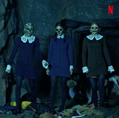 #SabrinaNetflix Prudence Night, Adeline Rudolph, Tati Gabrielle, Sabrina Spellman Style, Creepy Halloween Party, Abigail Cowen, Sabrina Witch, Weird Sisters, Saturday Outfit