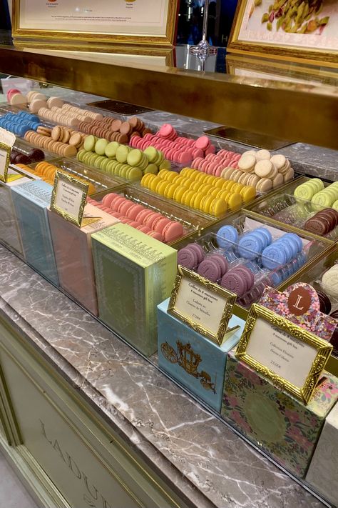 Macaron Display Ideas, Aesthetic Macaroons, Pastry Shop Ideas, Macaron Display, Paris Macarons, Macarons Laduree, Year Mood Board, Aesthetic Paris, France Aesthetic